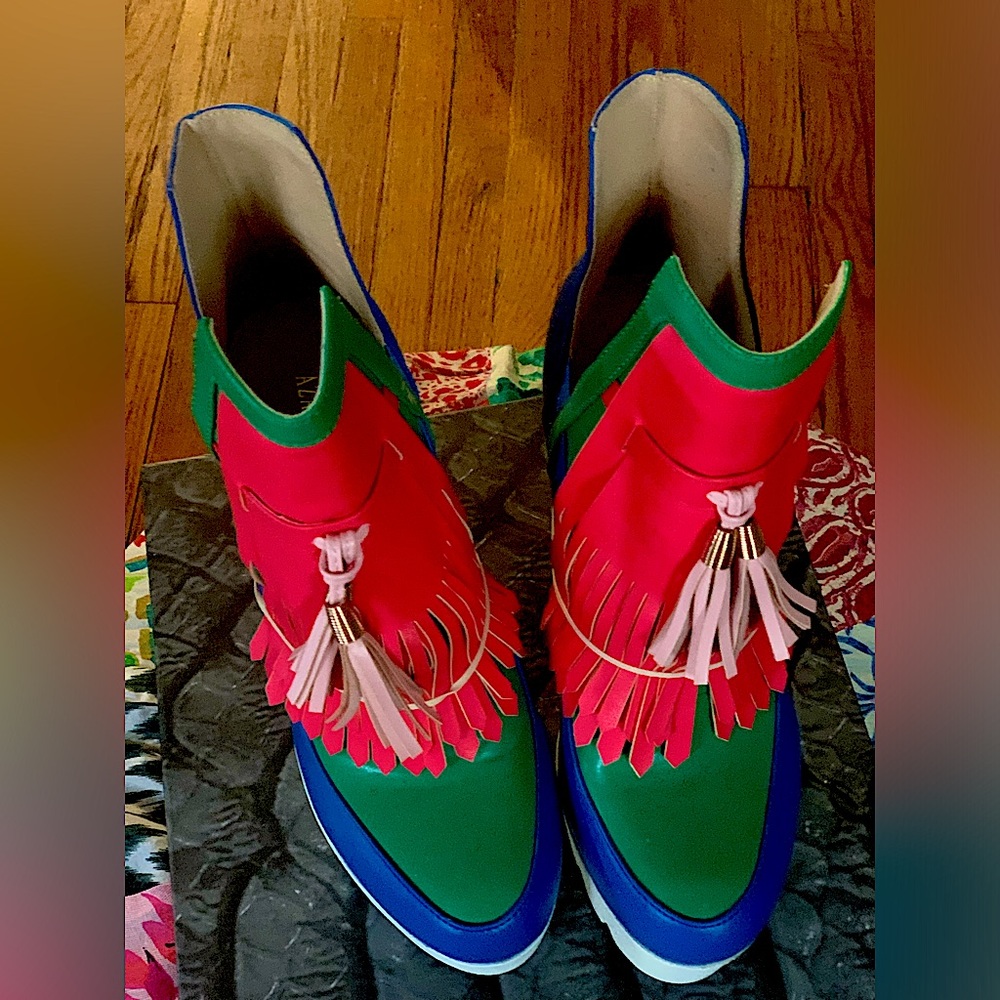 Colorful tasseled platform with opening on both sides.